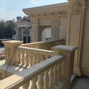 长沙 黄金麻别墅外墙干挂雕花配合阳台栏杆花瓶柱