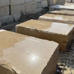 长沙 黄金麻方料堆场洗料分选中，原材料充足