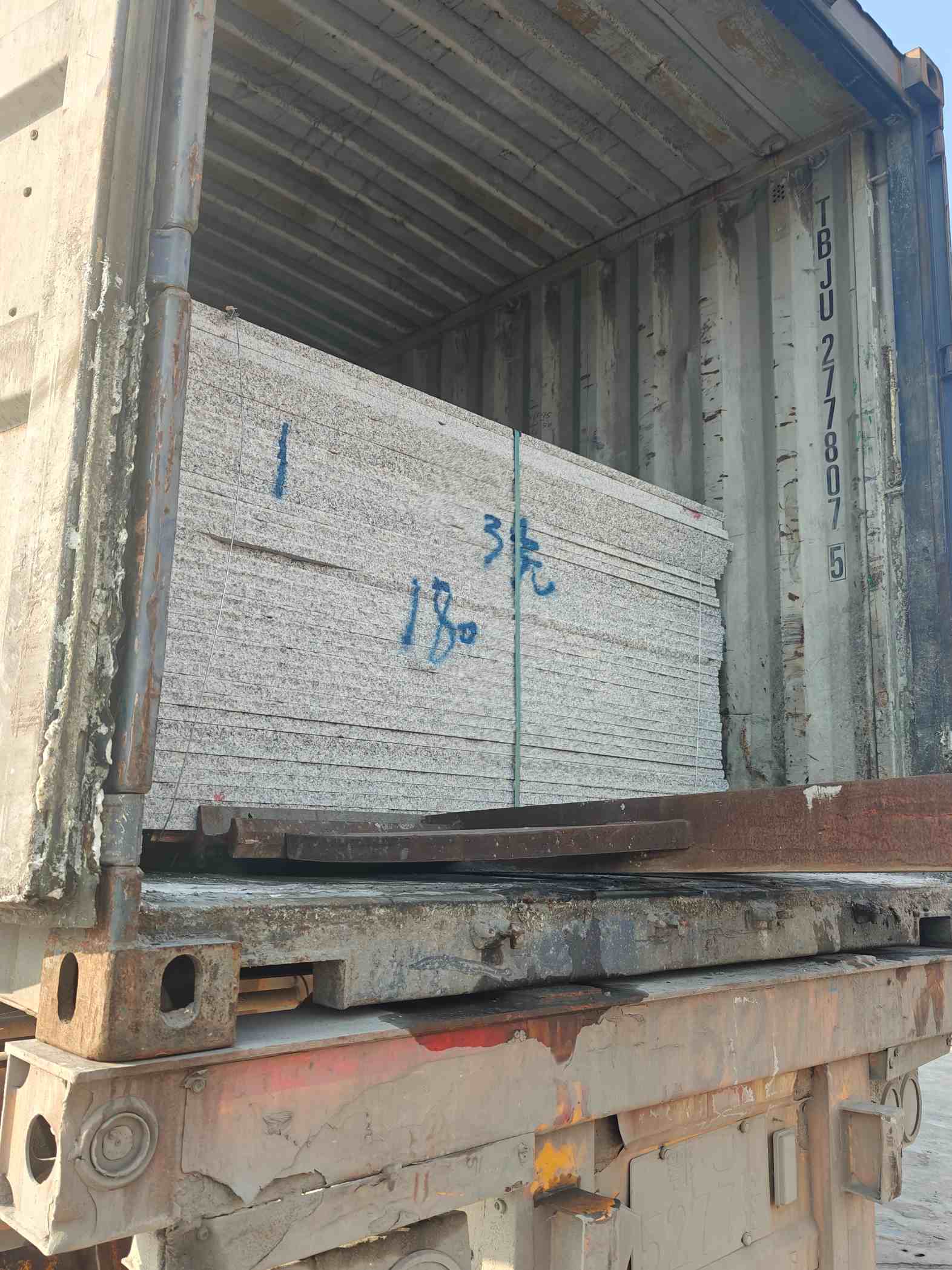 长沙 芝麻白花岗岩石材3.0公分光面毛板装柜出货