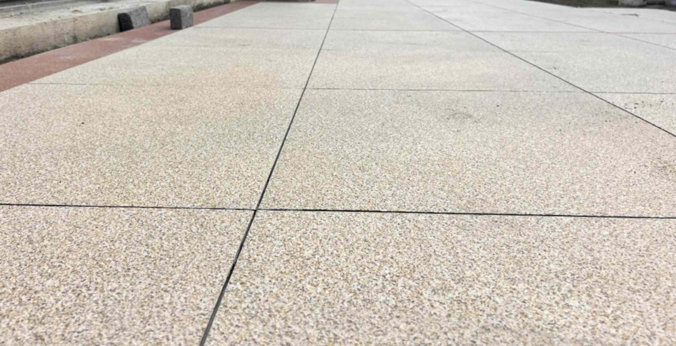 长沙 黄金麻花岗岩石板材荔枝面地面铺装效果