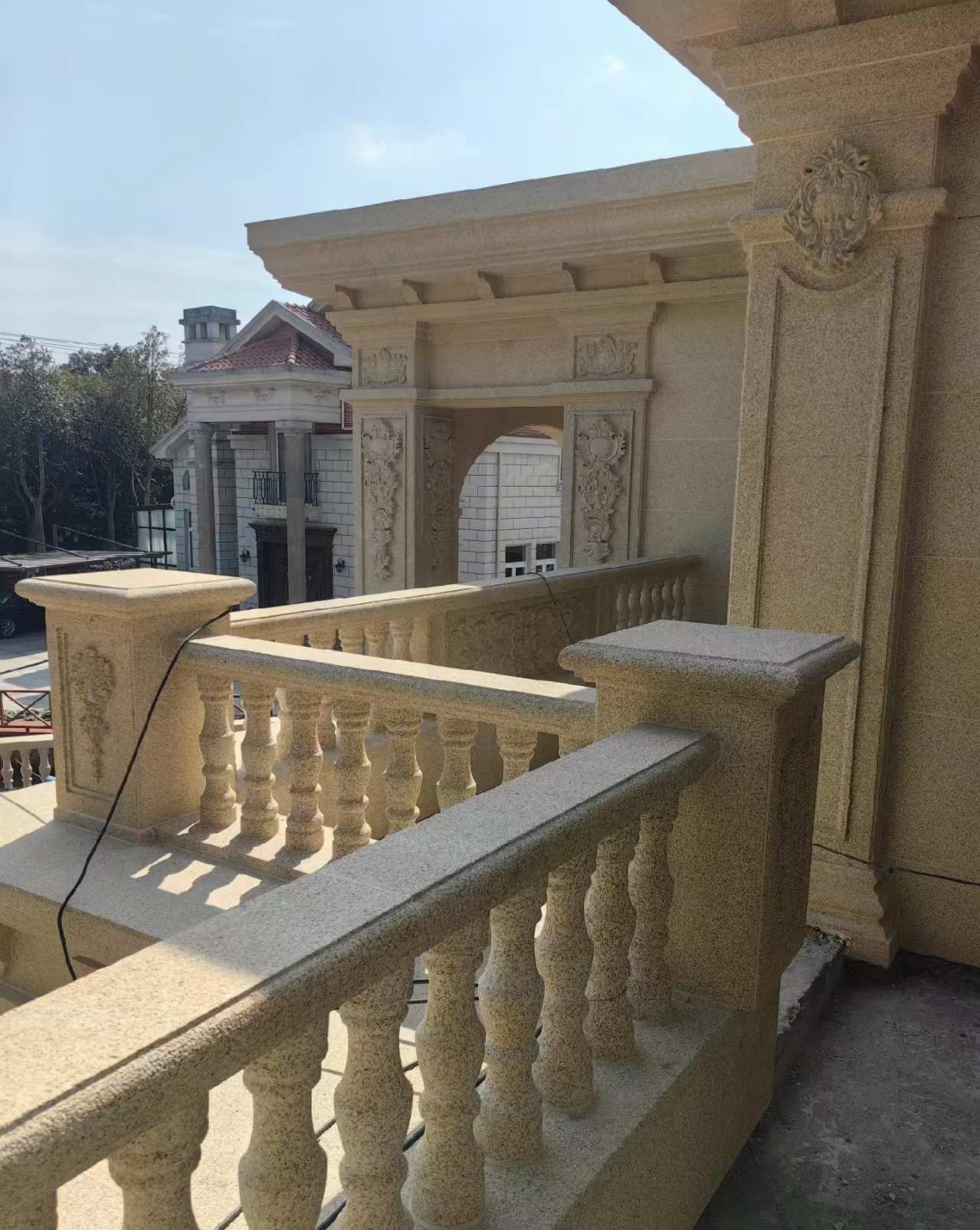 长沙 黄金麻别墅外墙干挂雕花配合阳台栏杆花瓶柱