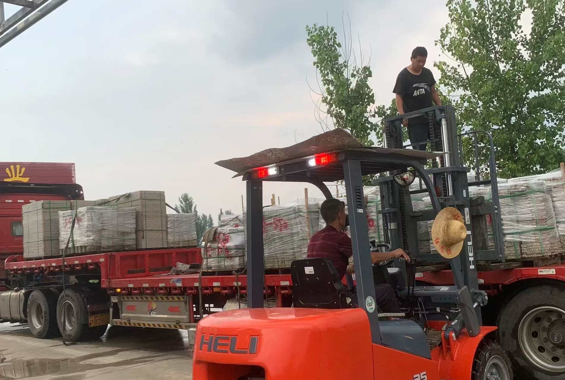 长沙 黄金麻冰裂纹，地铺石装车