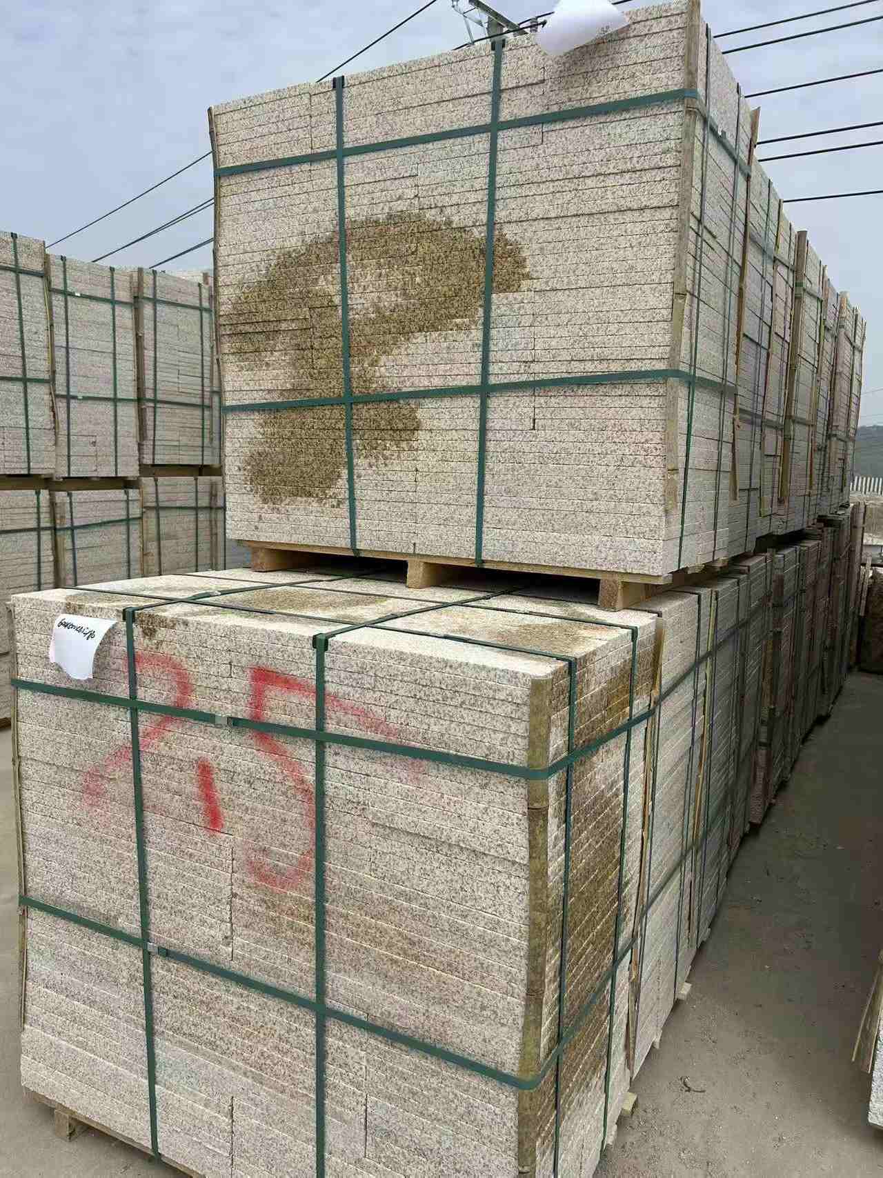 长沙 黄金麻花岗岩石材荔枝面地铺石2.5*300*600