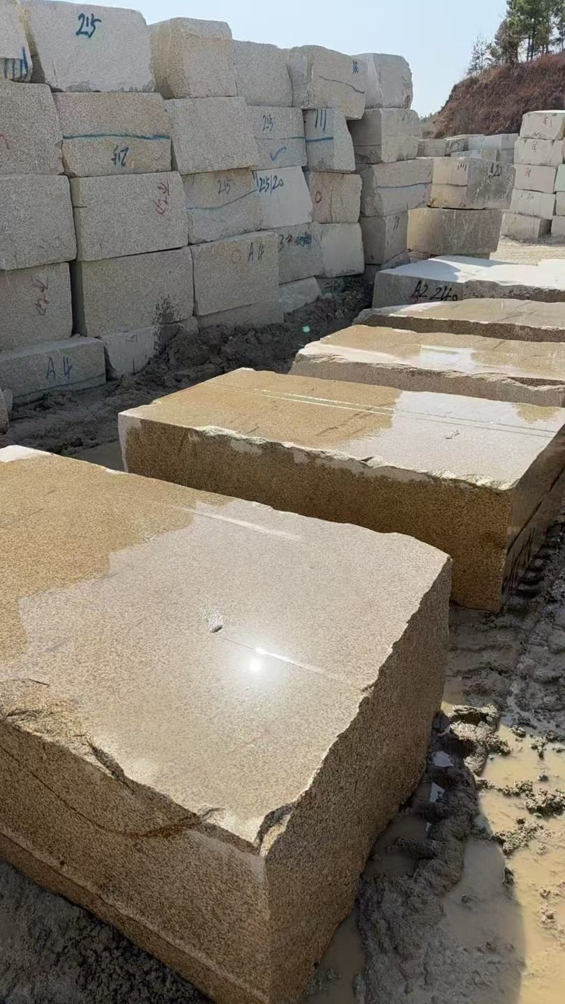 长沙 黄金麻方料堆场洗料分选中，原材料充足