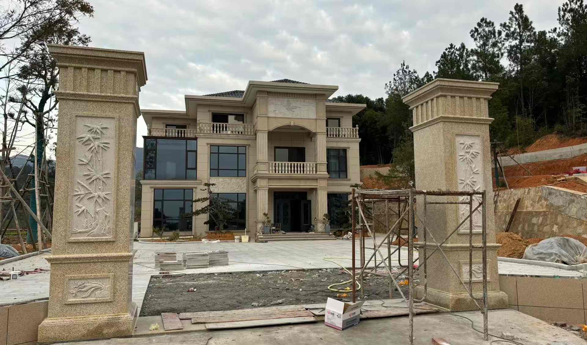 长沙 黄金麻花岗岩别墅雕花外墙干挂配上门口雕花罗马柱