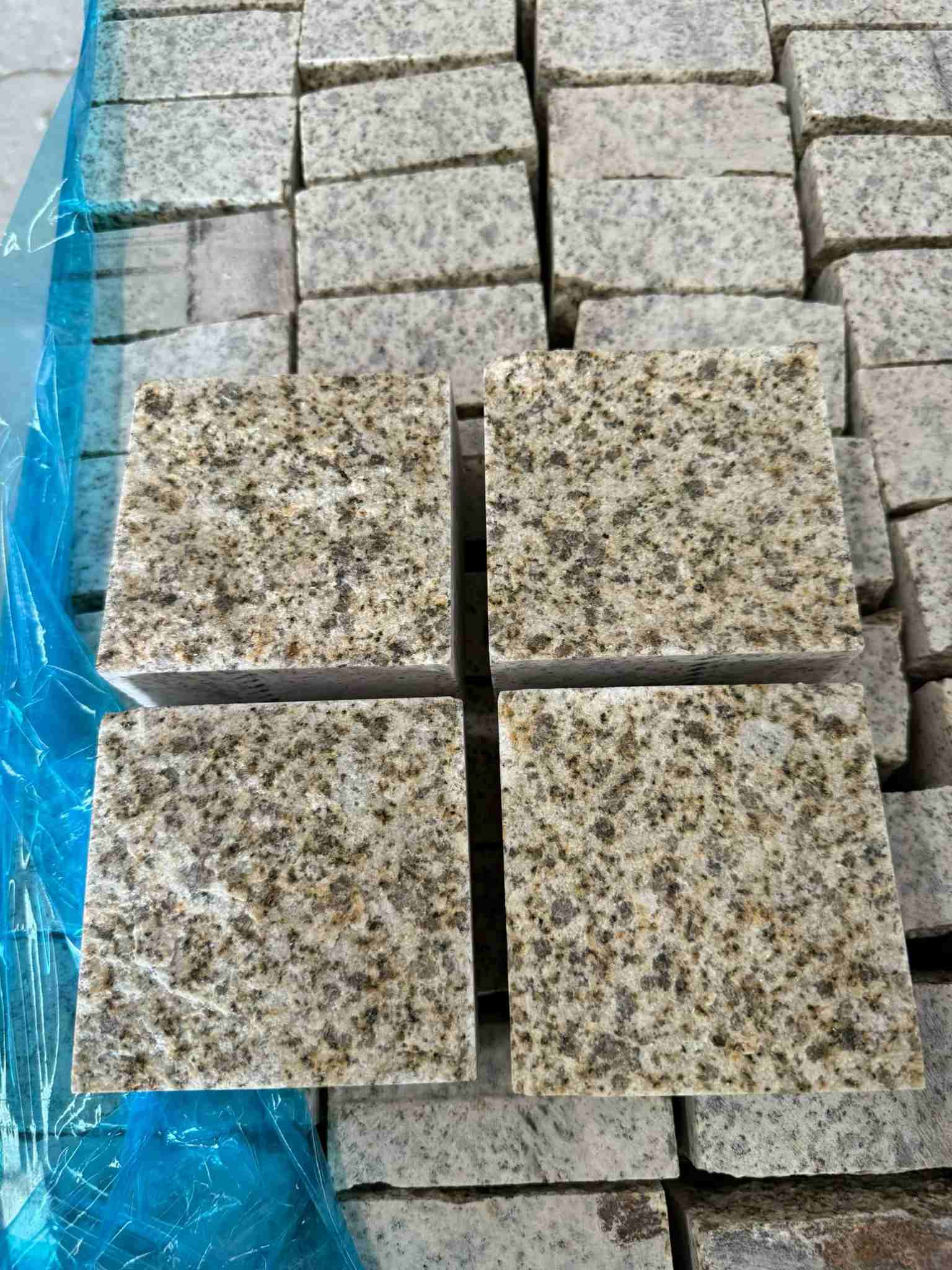 长沙 黄金麻花岗岩自然面小方块，弹石，马蹄石等