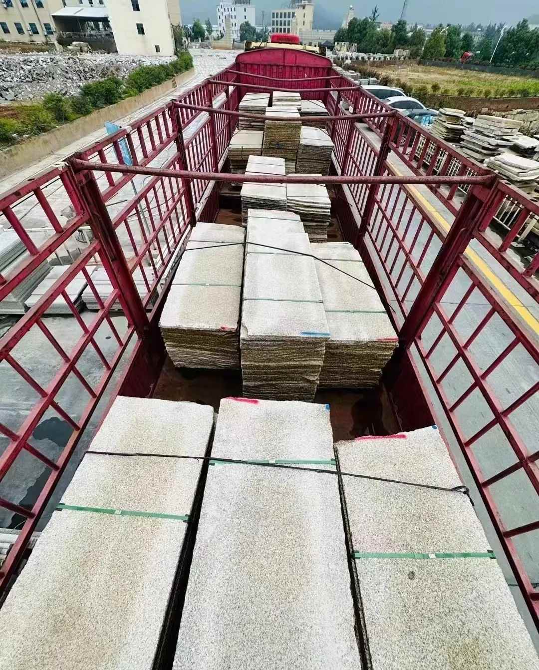 长沙 黄金麻花岗岩荔枝面，光面毛板装车完成