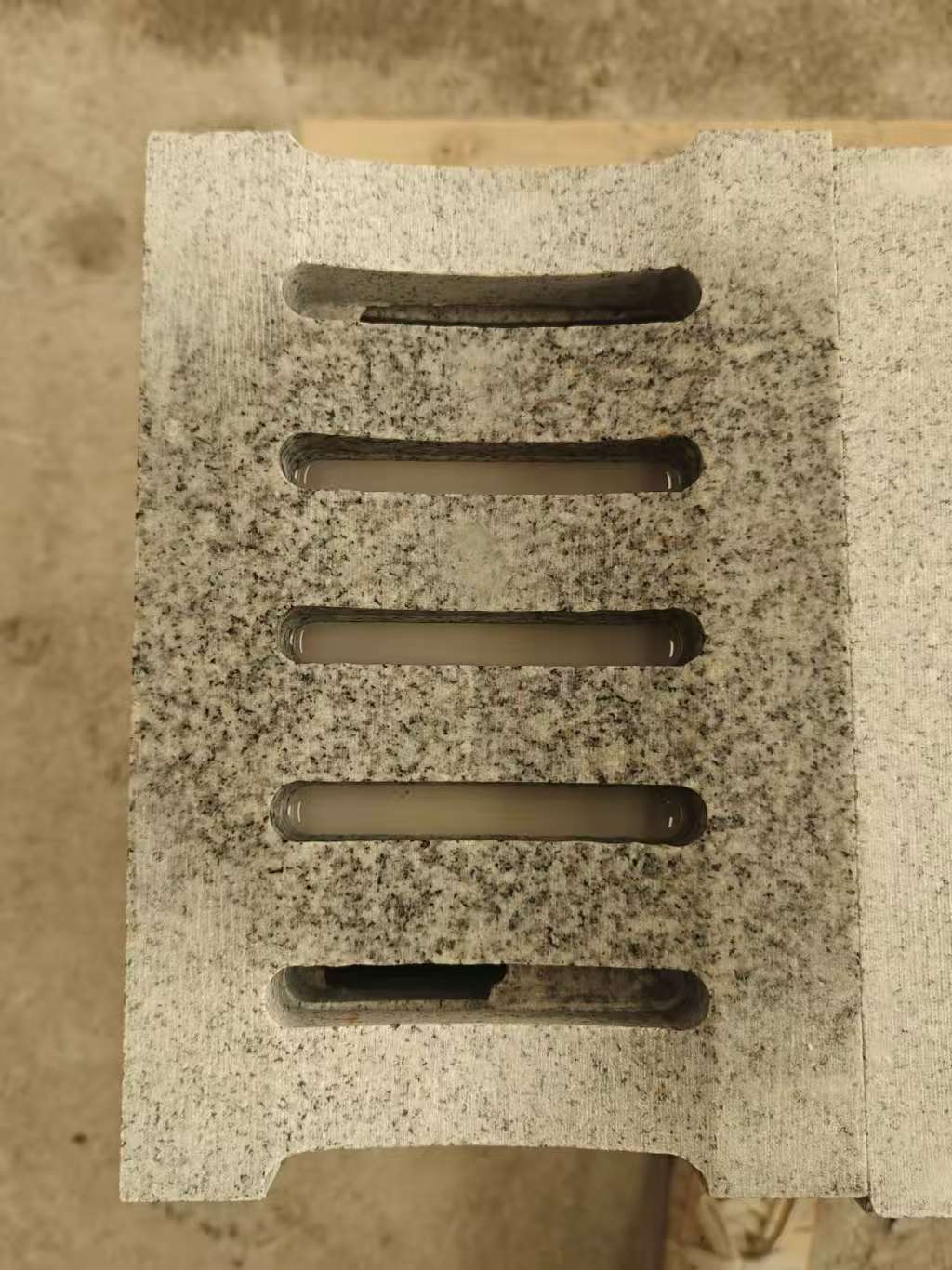 长沙 芝麻白拉丝面花岗岩U型开槽排水槽